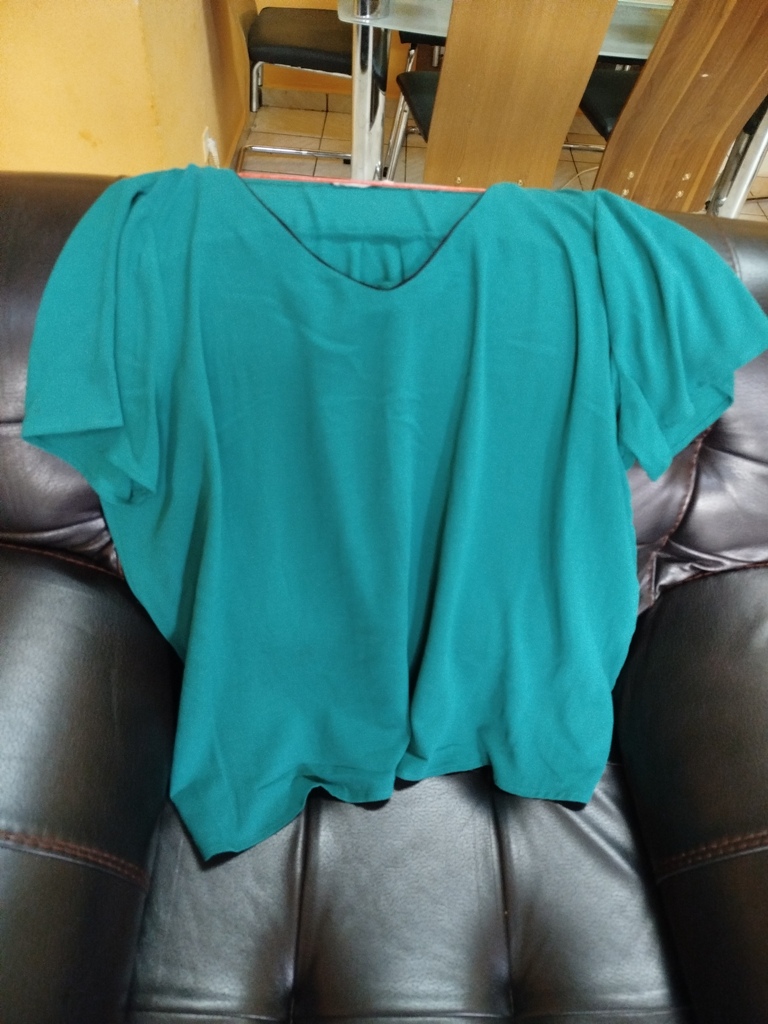 HAUT  FEMME DE COULEUR BLEUE ET MANCHES COURTES