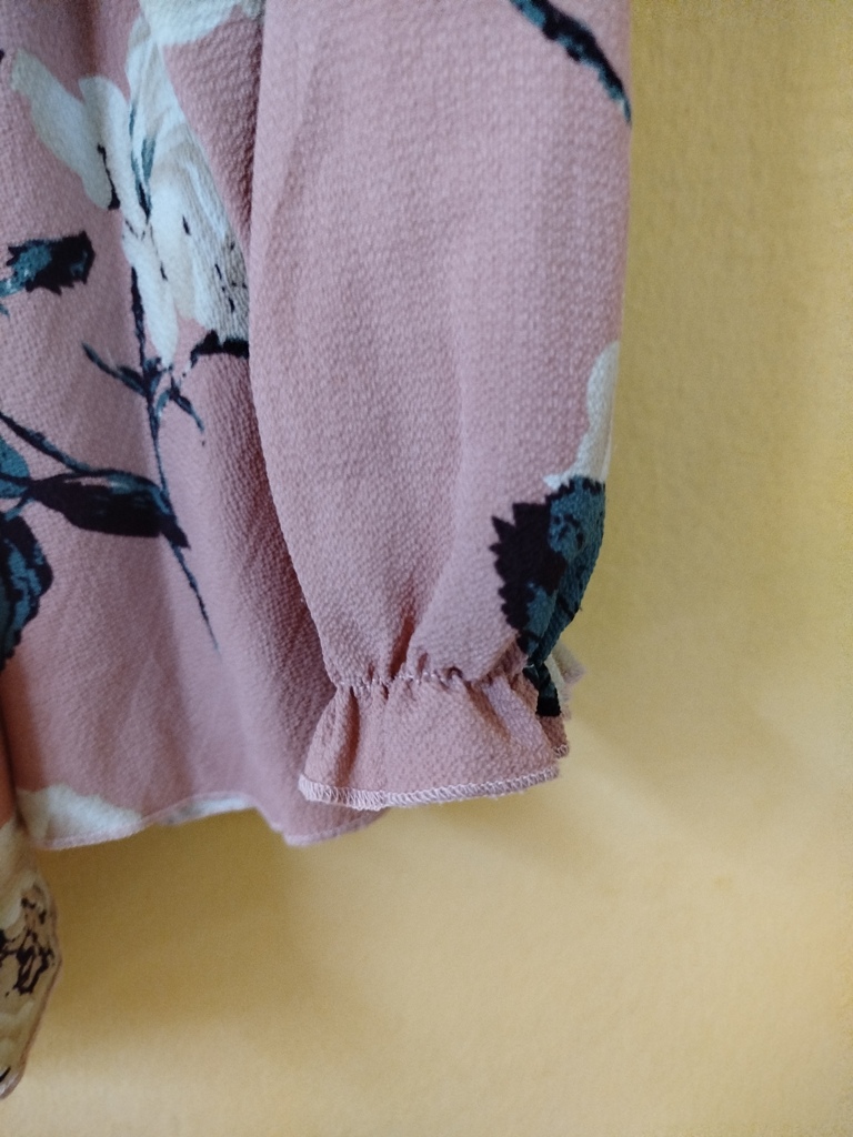 HAUT  FEMME  ROSE  FLEURI ET LONGUES MANCHES